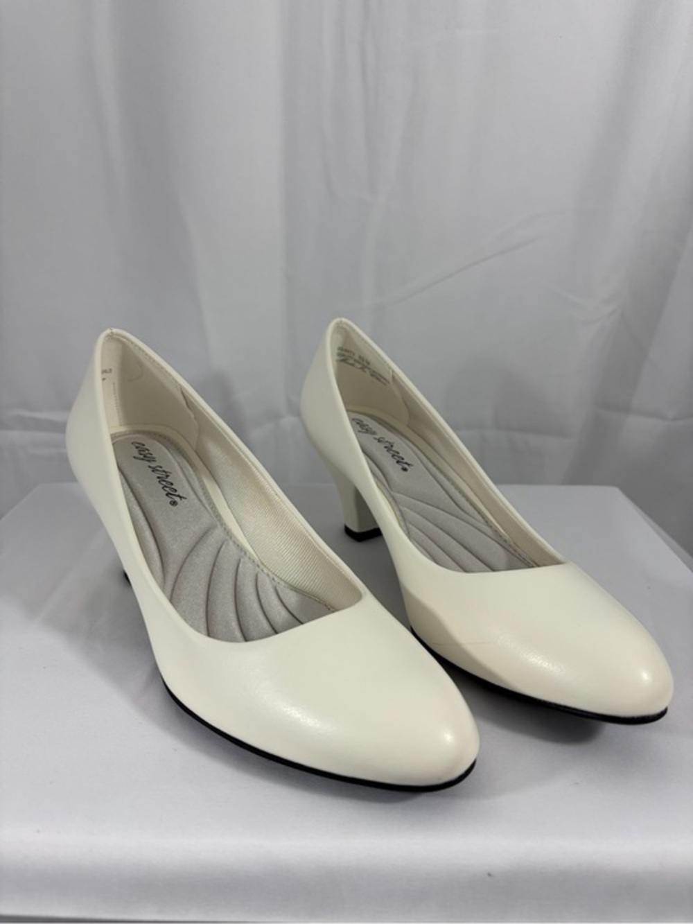 NWT Easy Street Women’s Size 8.5 Ivory 2.5 Inch Heel Pumps